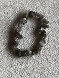 Bracelet pierres naturelles gris noir, perles irrégulières, élastique fantaisie