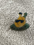Pin's vintage OV Light, émaillé, mascotte jaune lunettes noires (Ref 9)