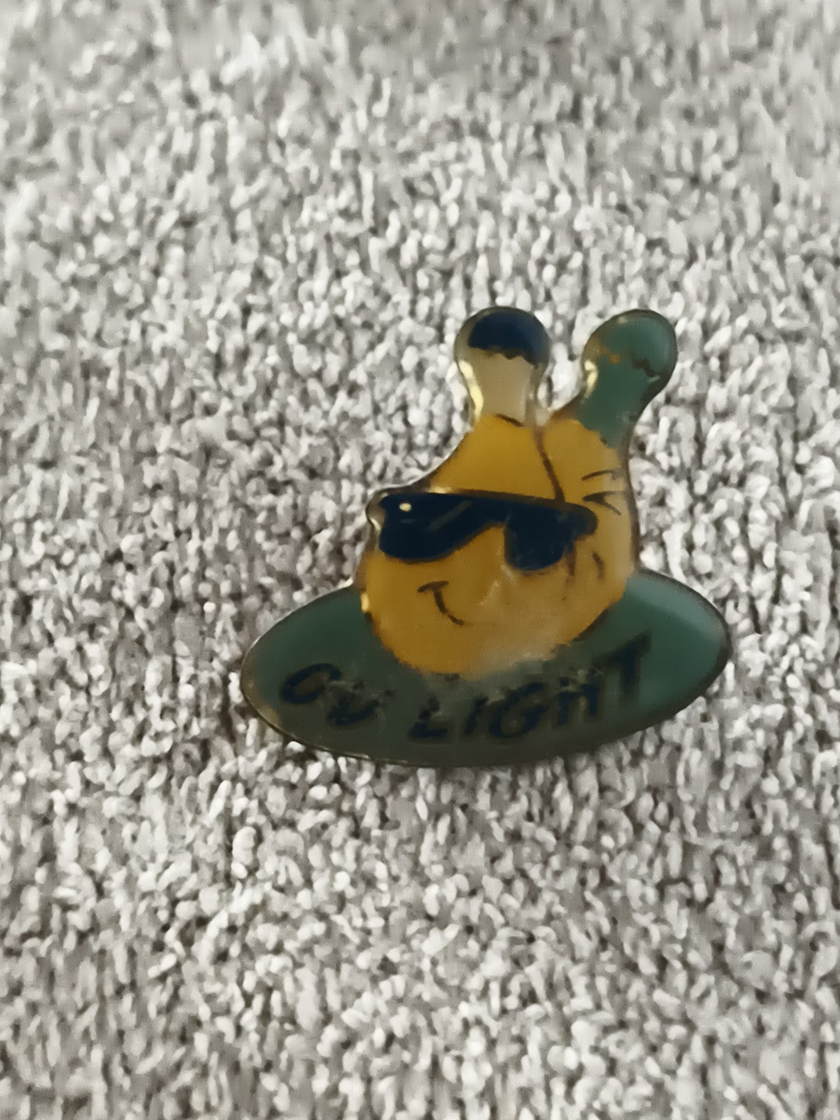 Pin's vintage OV Light, émaillé, mascotte jaune lunettes noires (Ref 9)