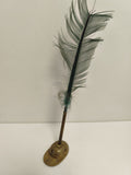 Stylo plume ancien sur pied bronze, plume verte déco bureau vintage écriture