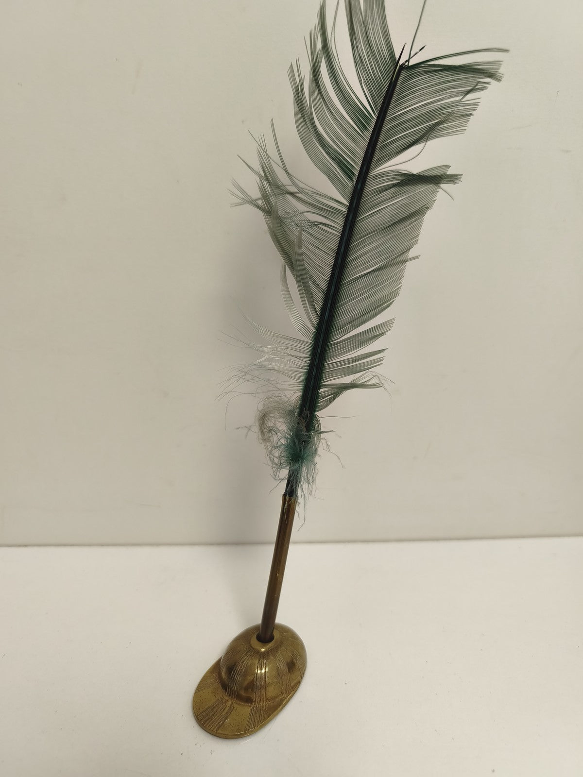 Stylo plume ancien sur pied bronze, plume verte déco bureau vintage écriture