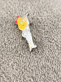 Pin's vintage personnage jaune costume blanc, émail, badge rétro (Ref 6)