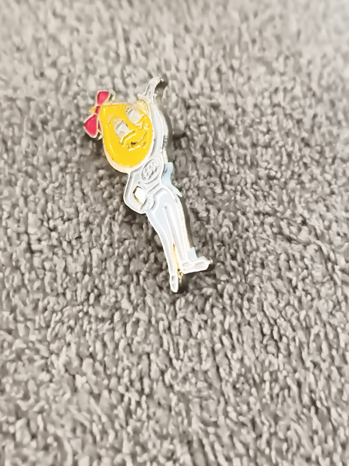 Pin's vintage personnage jaune costume blanc, émail, badge rétro (Ref 6)
