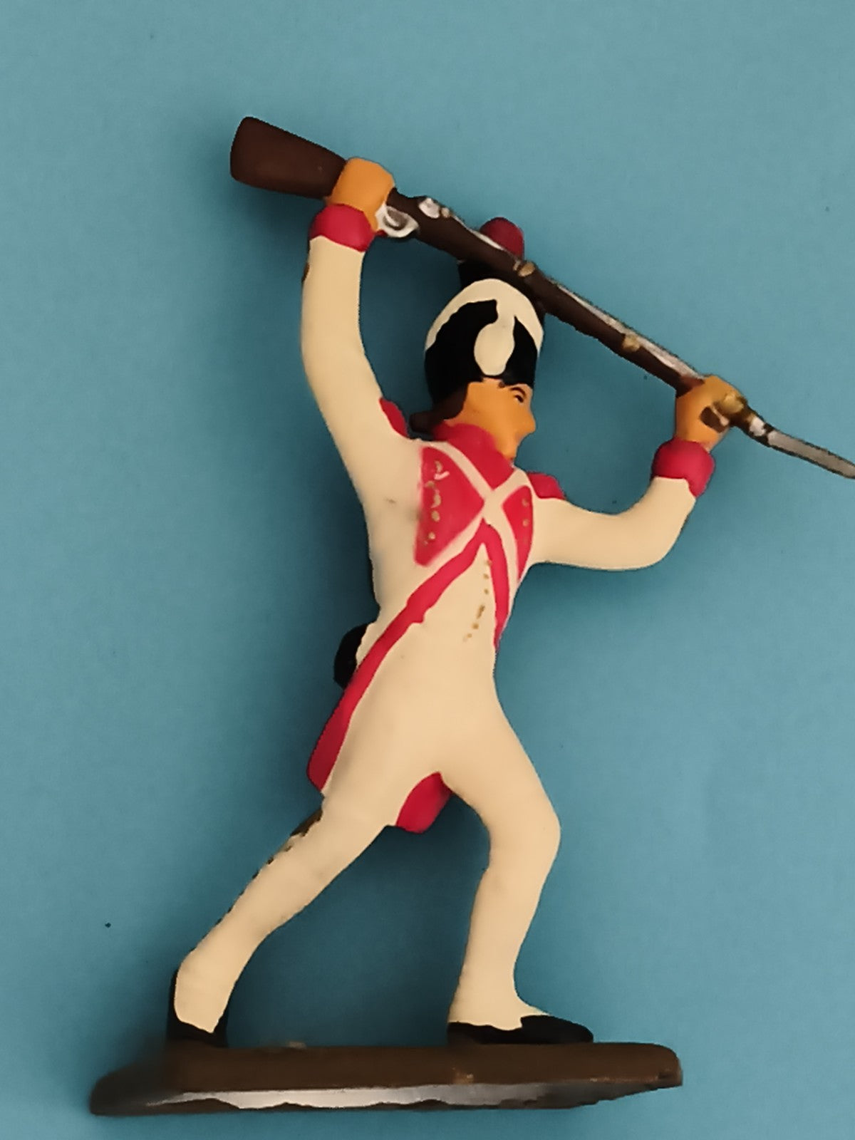 Figurine soldat ancien en plomb uniforme blanc rouge fusil vintage décor