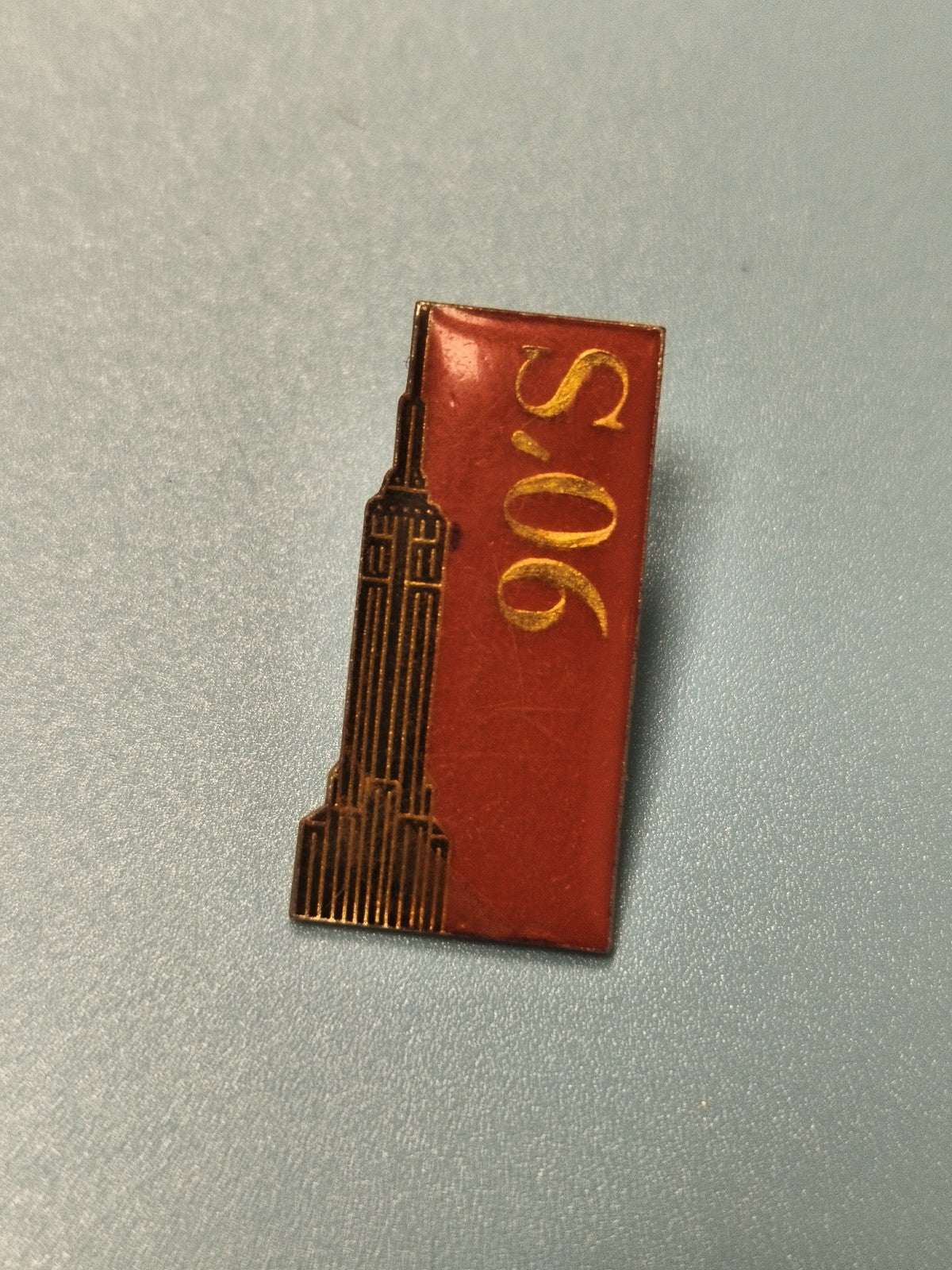 Pin's vintage 90's gratte-ciel rouge style Empire State Building collection