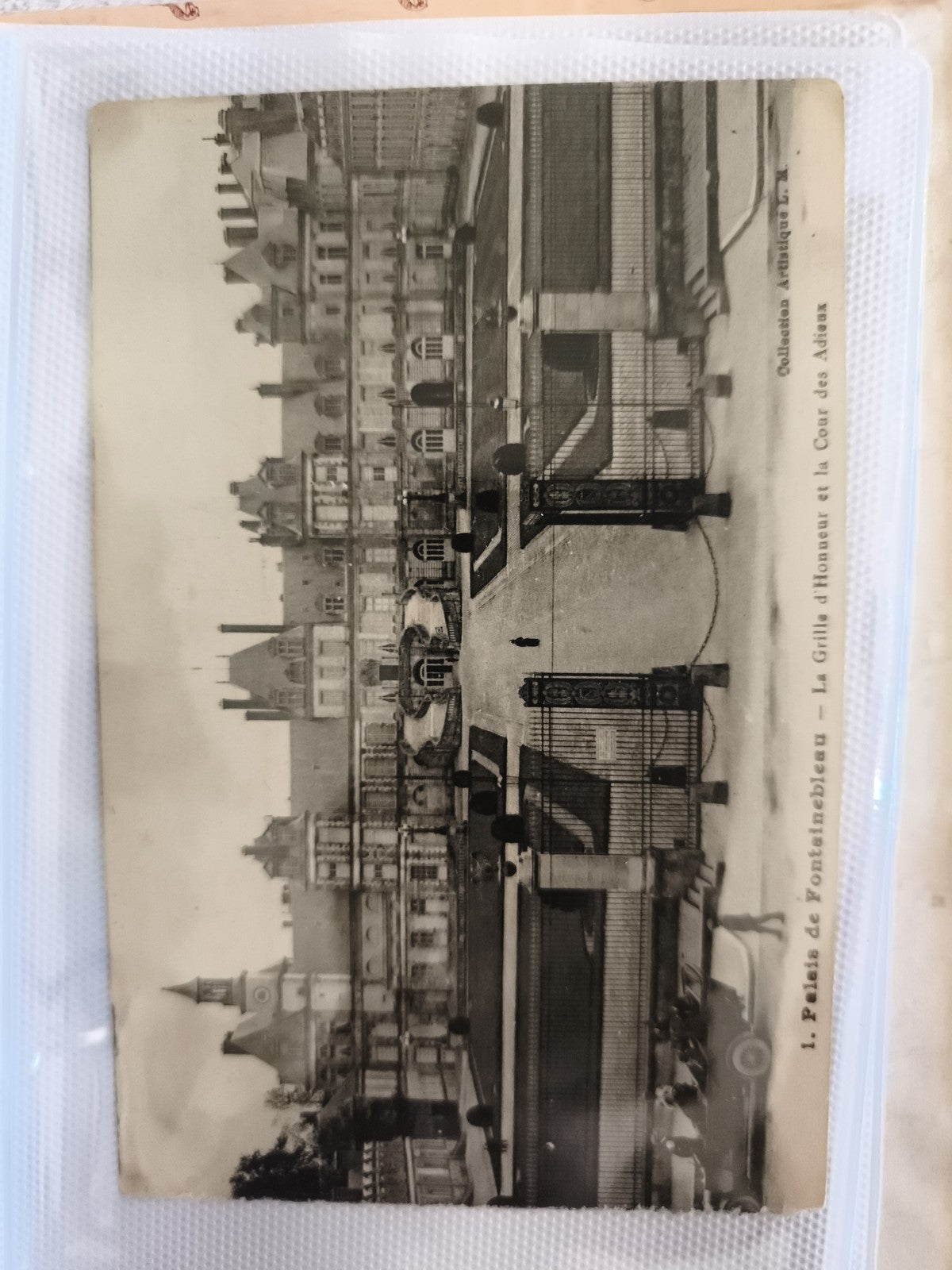 Carte postale CPA Palais de Fontainebleau Grille d'Honneur Cour des Adieux