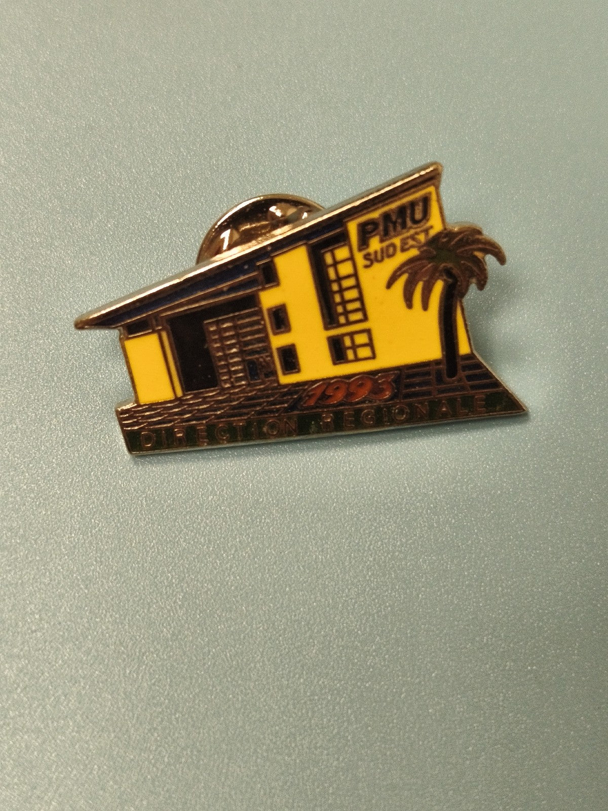 Vintage pin's PMU Sud Est direction régionale 1993 palmier jaune (Ref 1)