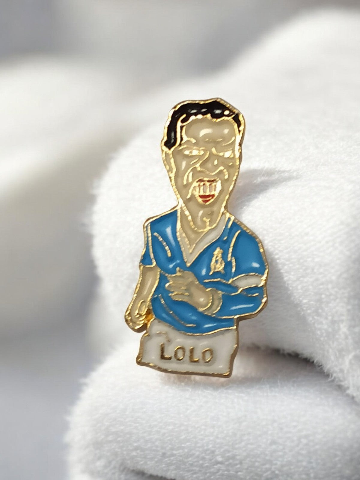Pin's vintage Olympique de Marseille OM joueur Lolo bleu badge ancien foot rétro