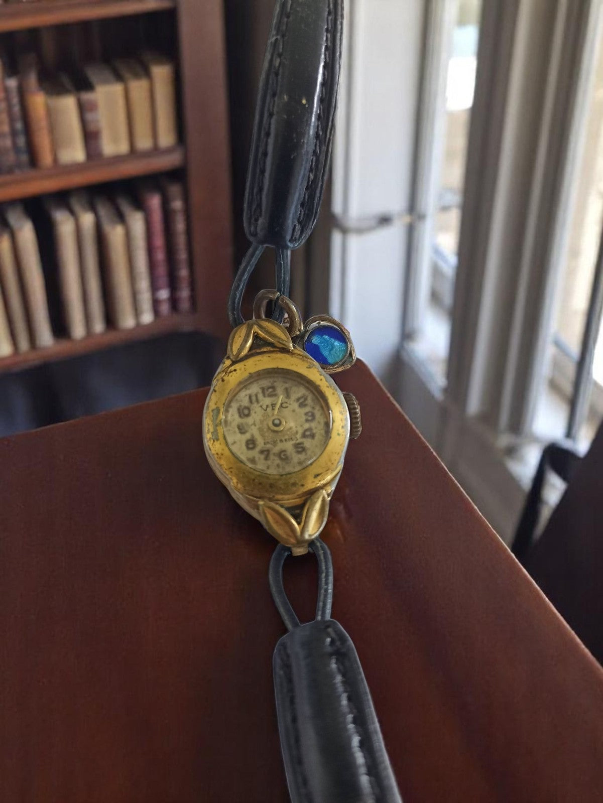 Montre femme mécanique Vec vintage dorée à restaurer cadran fleuri ancien