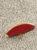 Pin's publicitaire vintage Gauloises Blondes éventail rouge, badge ancien (Ref 2