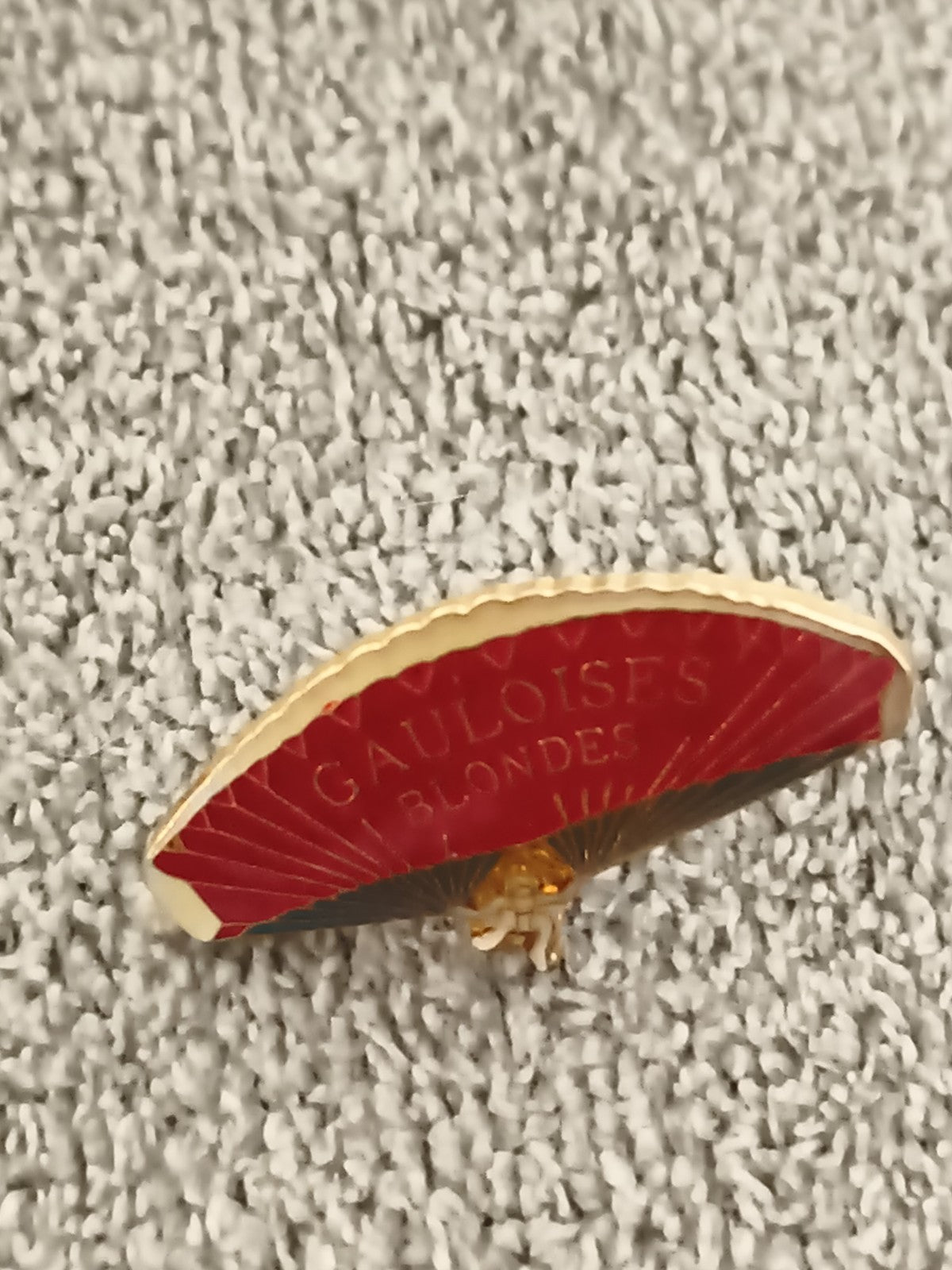 Pin's publicitaire vintage Gauloises Blondes éventail rouge, badge ancien (Ref 2