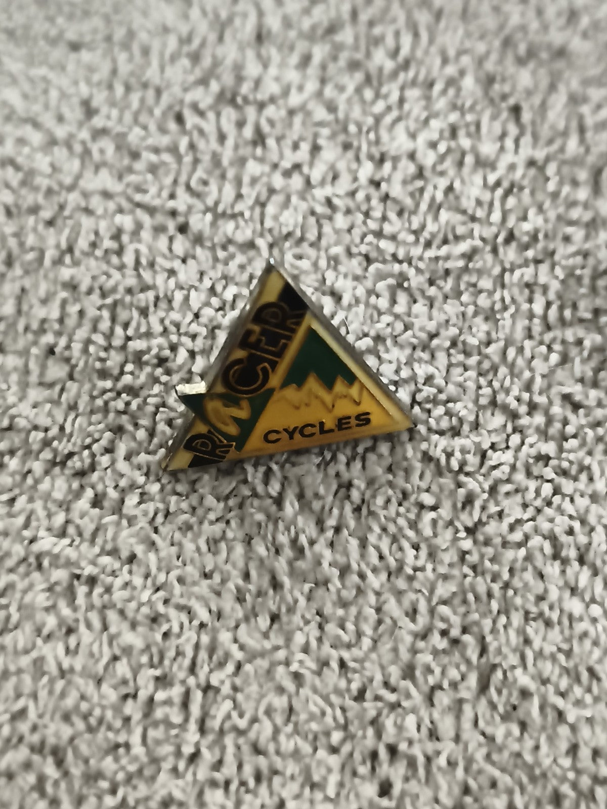 Pin's vintage RACER Cycles triangle jaune vert badge vélo ancien (Ref 1)