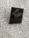 Pin's vintage RABBIT logo lapin doré sur fond noir badge rétro (Ref 10)