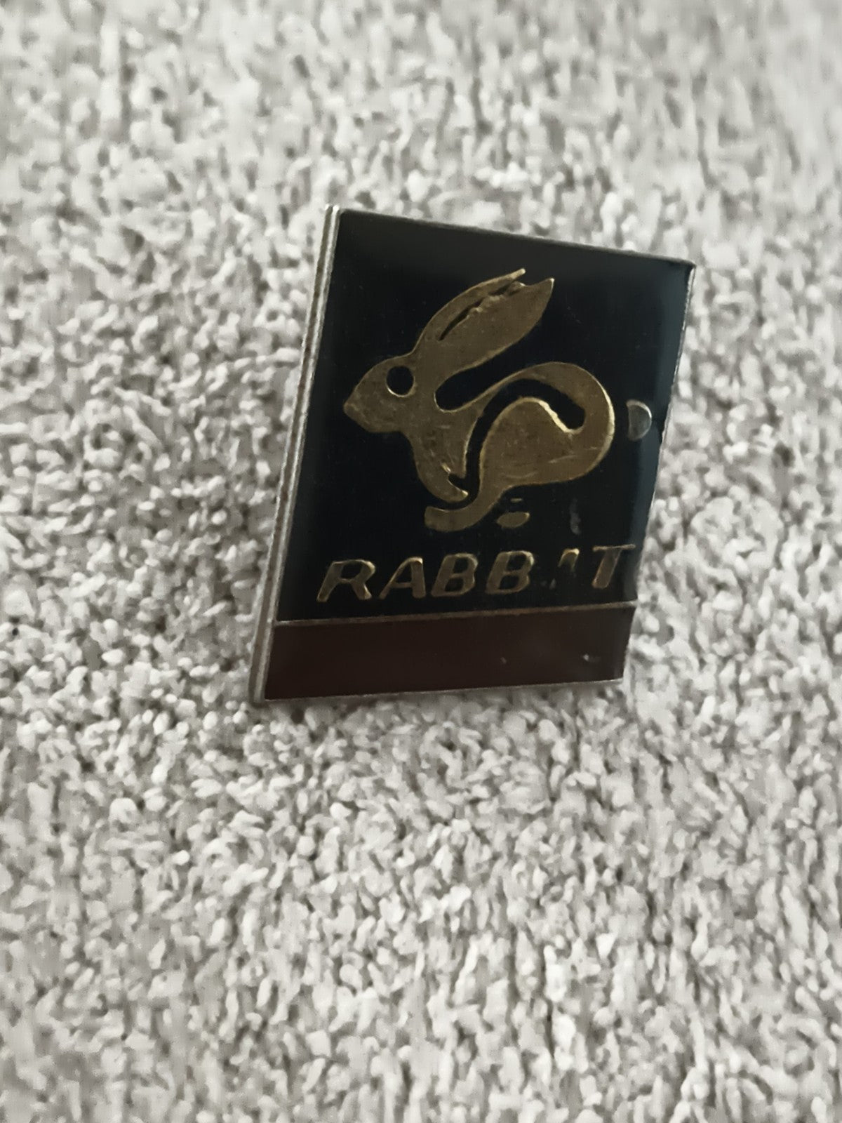 Pin's vintage RABBIT logo lapin doré sur fond noir badge rétro (Ref 10)