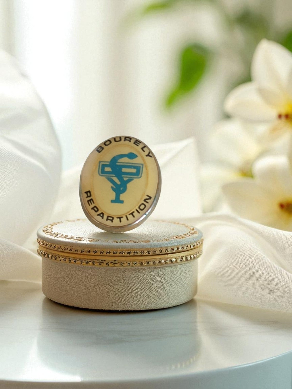 Pin's vintage émail Bourely Répartition logo bleu rétro pharmacie