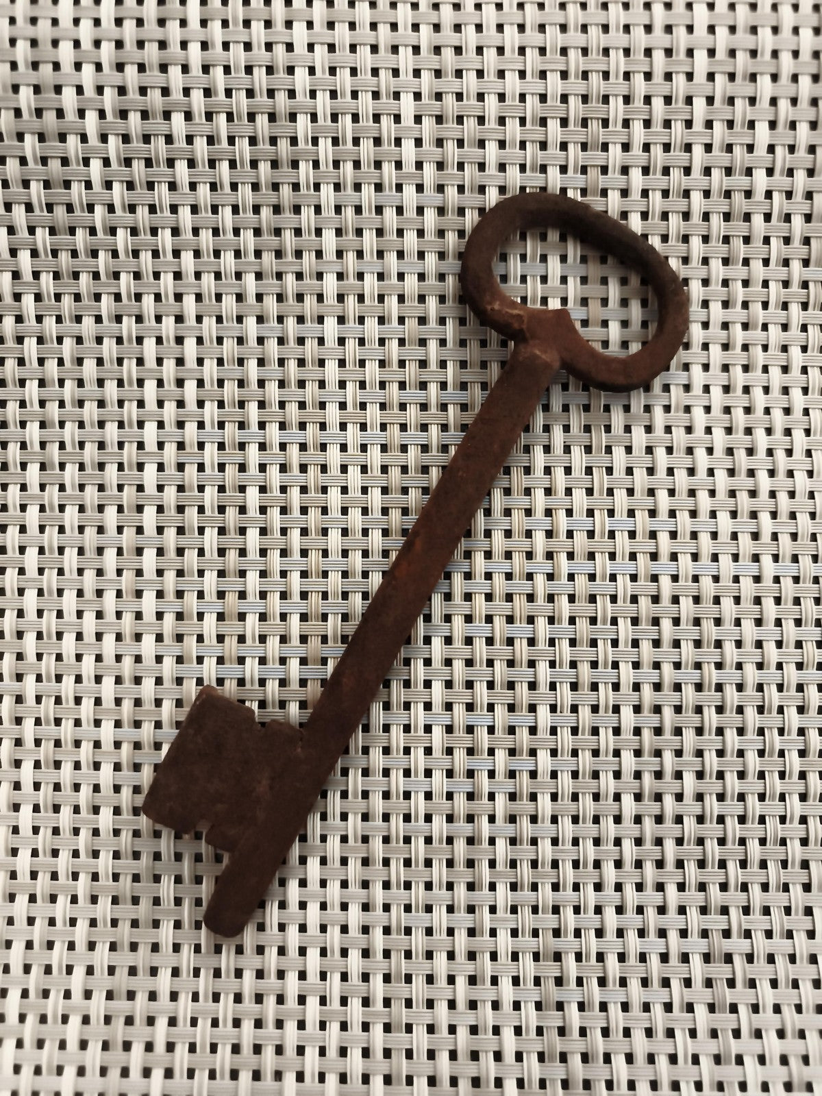 Ancienne clé de château, grande clé rustique, patine brun foncé, vintage