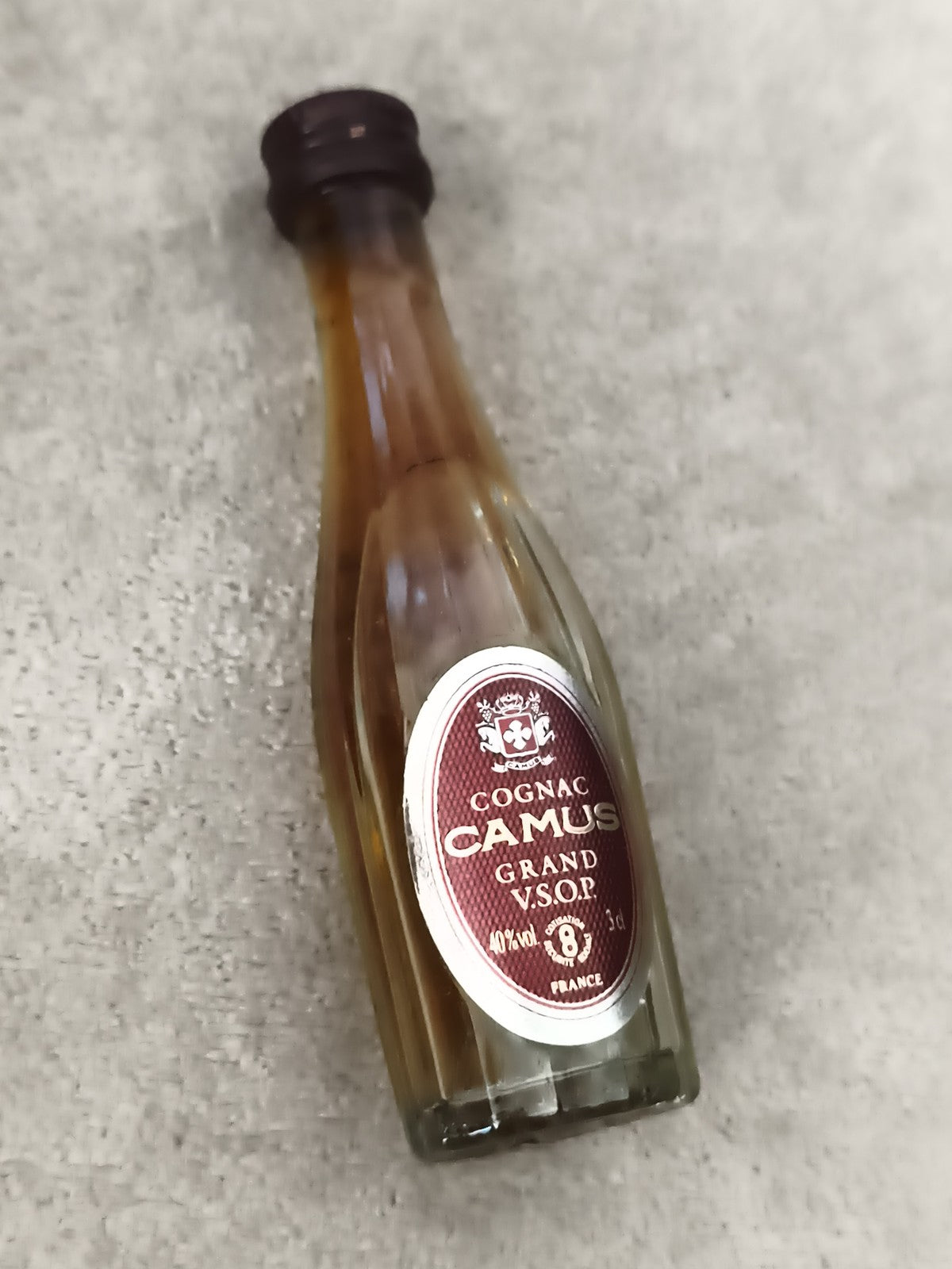 Miniature Cognac Camus Grand VSOP bouteille partiellement remplie France