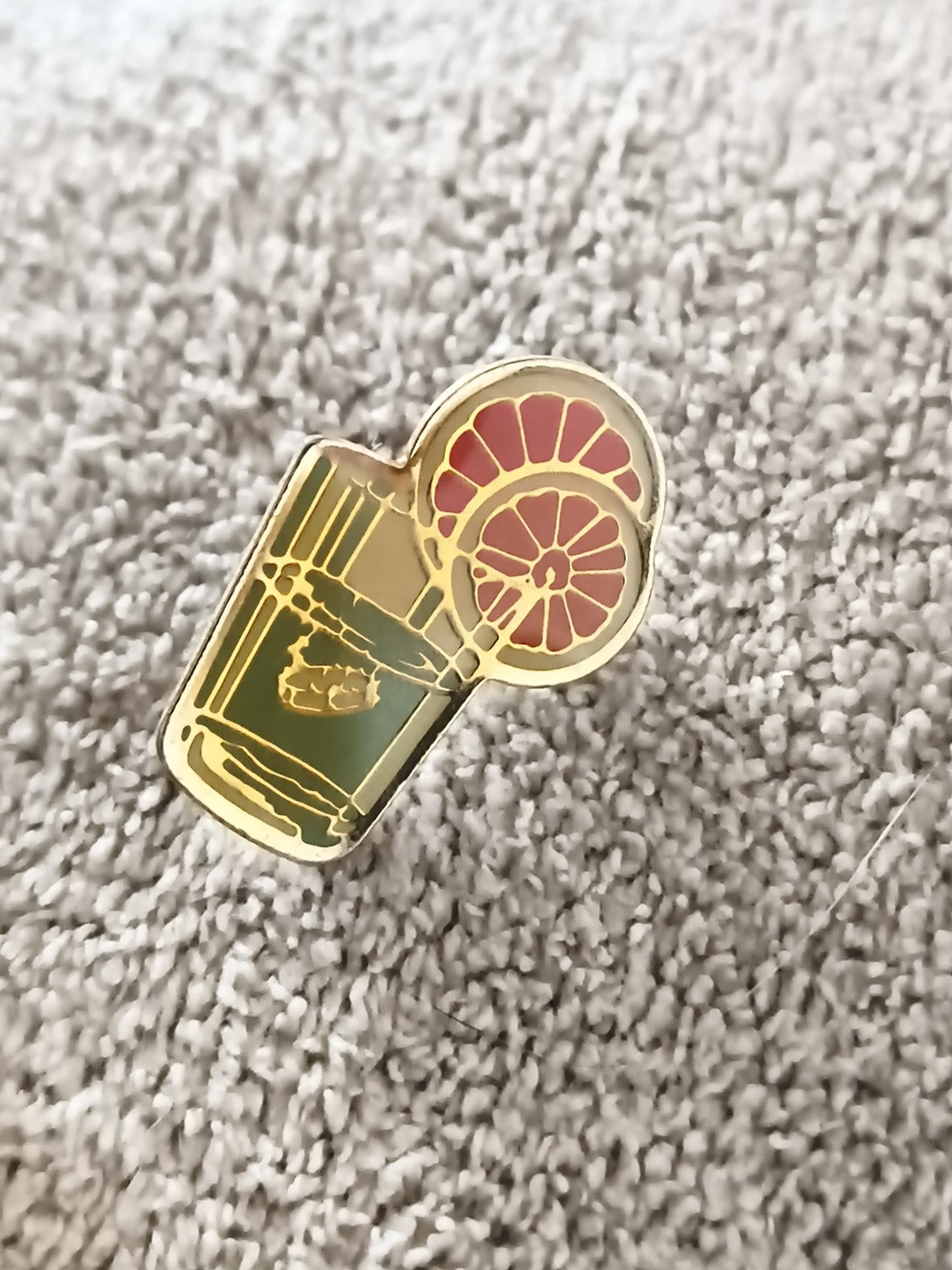 Pin's vintage chariot à roue rouge doré ancien badge émaillé (Ref 6)