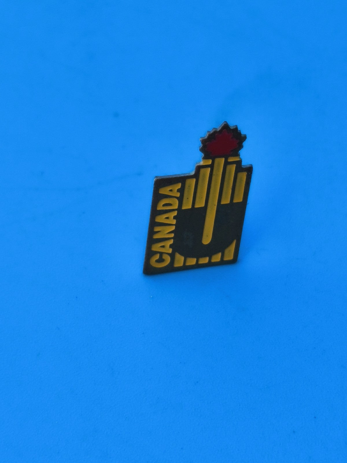 Vintage pin's Canada feuille érable jaune noir collection rétro (Ref 8)