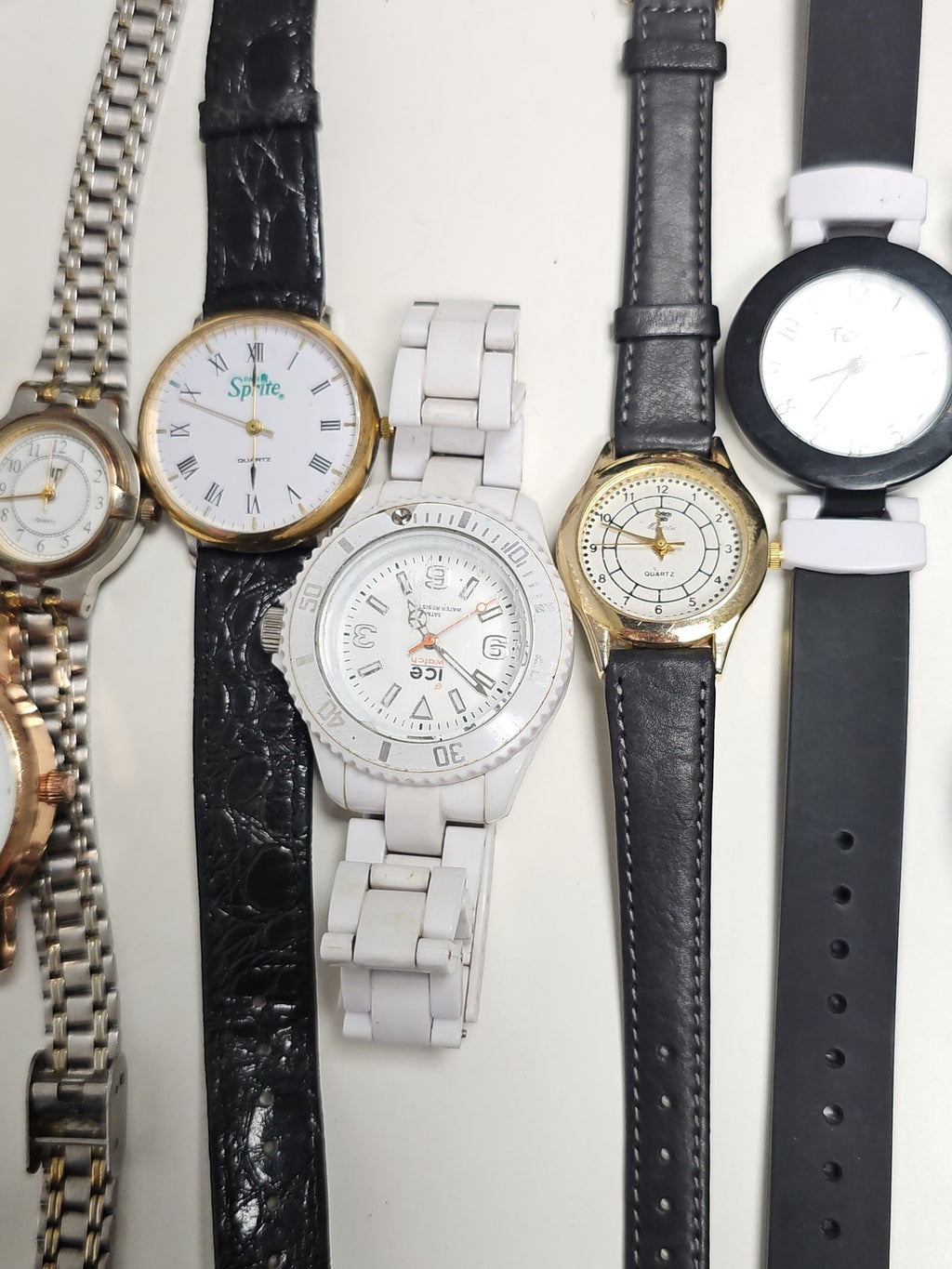 Lot montres femme diverses marques non testées mix occasion à réparer ou pièces