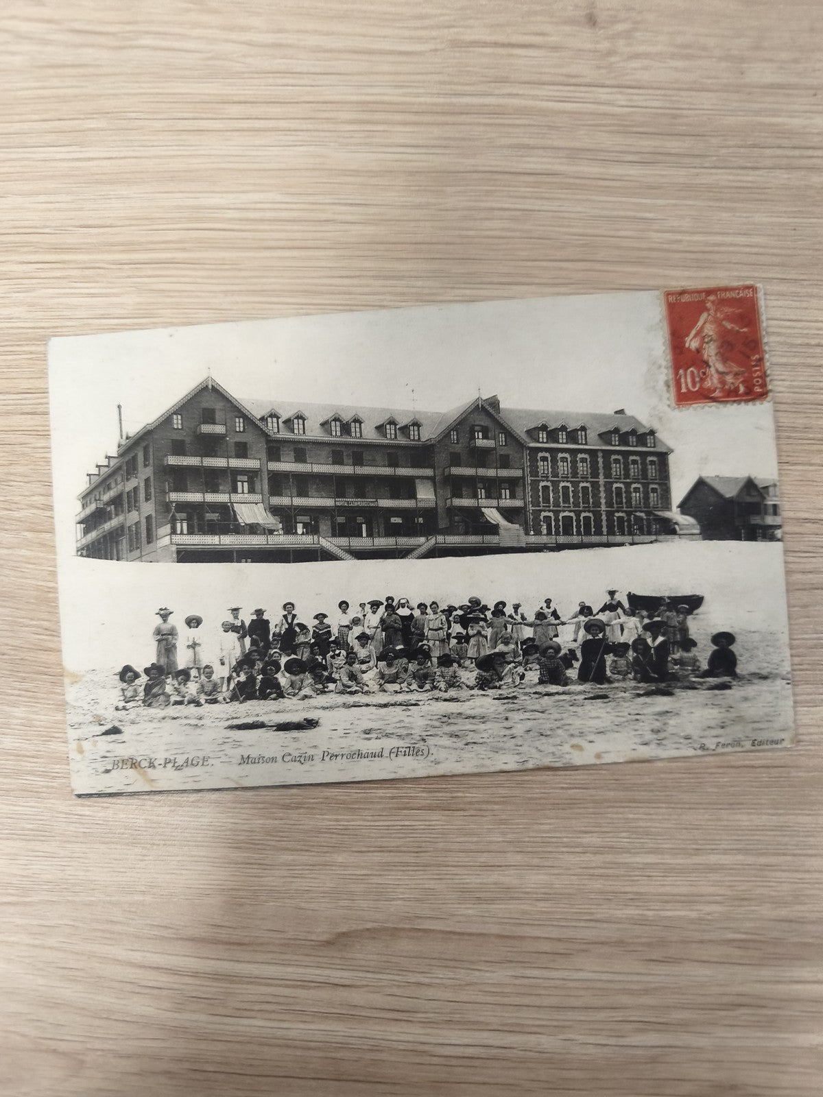 Ancienne carte postale Berck-Plage Maison Cazin Perrochaud filles timbre 10c