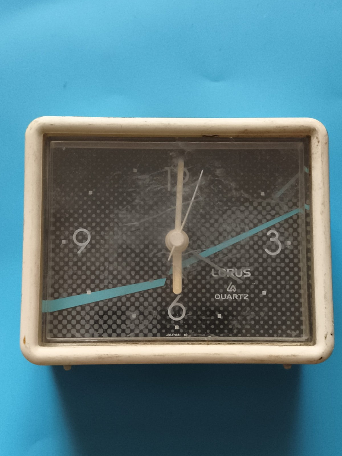 Réveil vintage Lorus quartz rectangulaire blanc années 80 design rétro