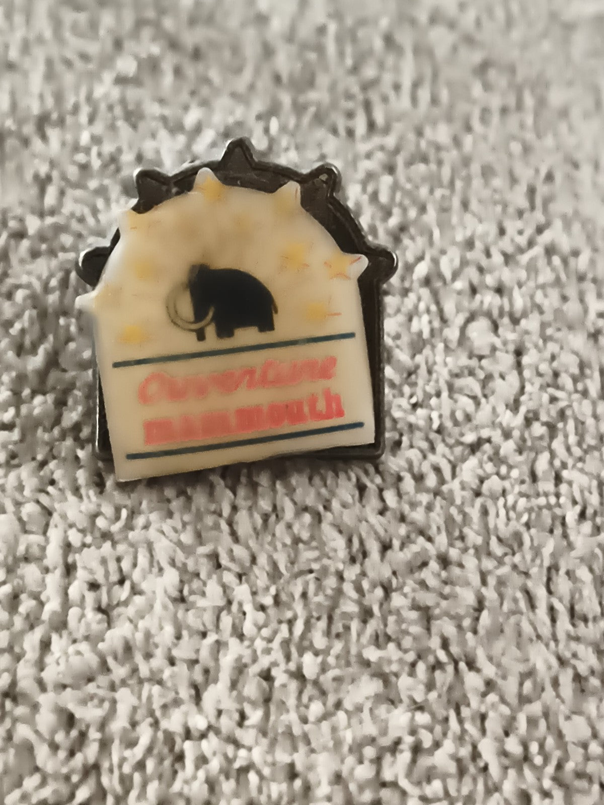 Pin's vintage Overture Mammouth logo mammouth, badge ancien publicitaire (Ref 7)