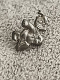 Pin's vintage personnage cartoon finition argentée badge ancien (Ref 8)