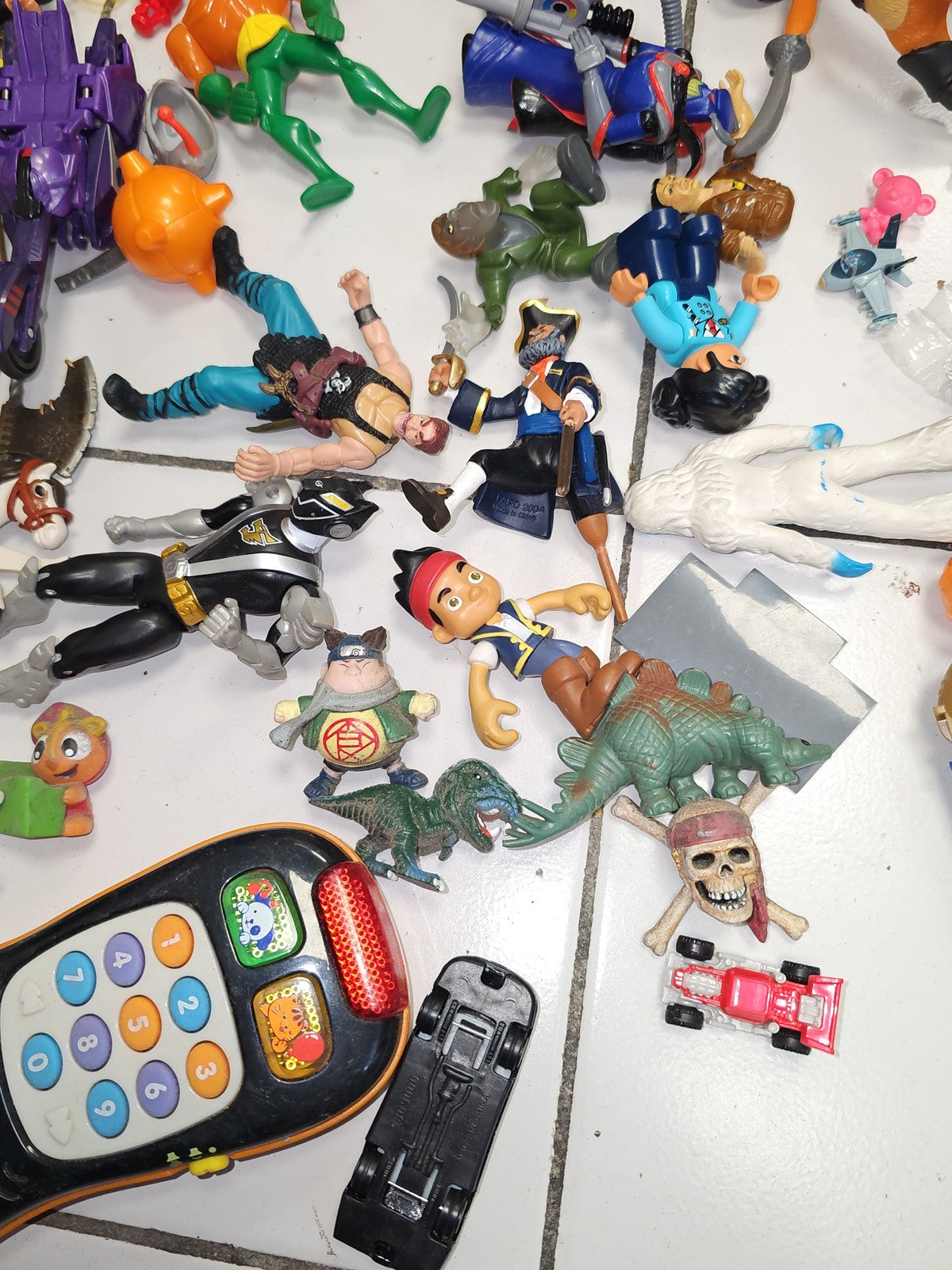 Gros lot jouets anciens et récents à trier vintage collection rétro occasion