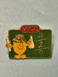 Vintage pin's Vico personnage école tableau vert collection rétro (Ref 13)