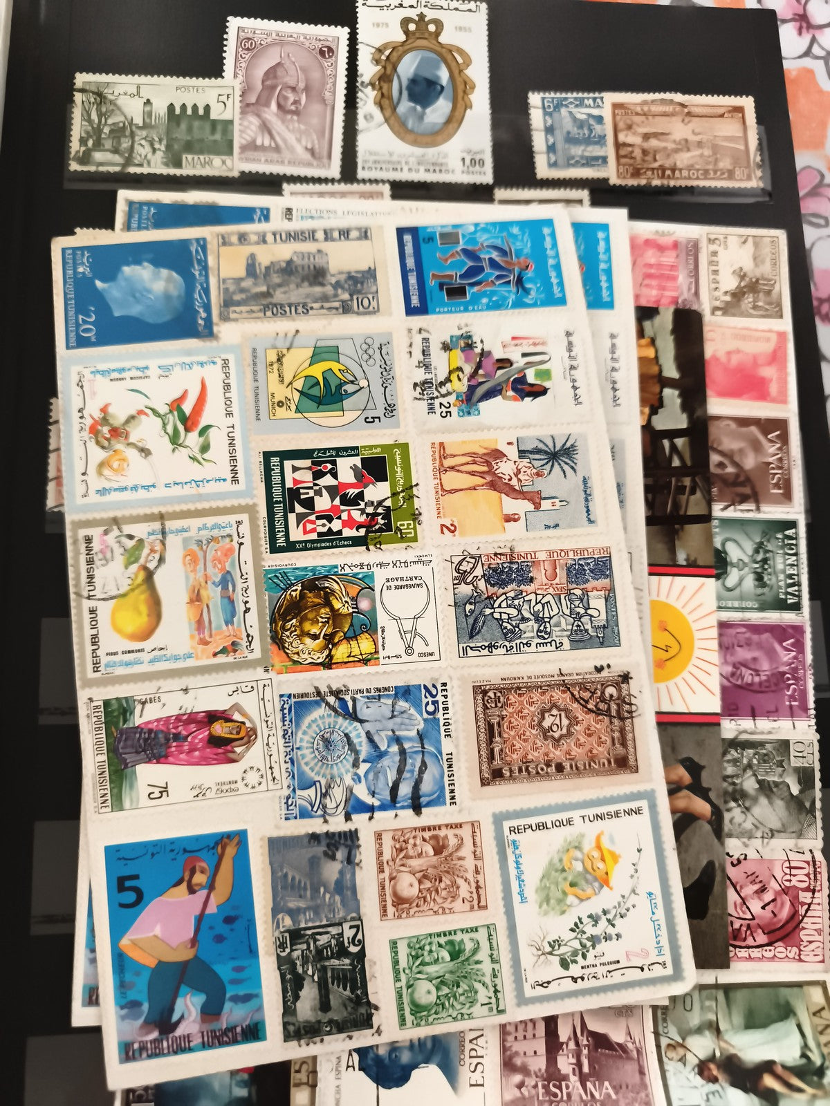 Timbres poste Tunisie Maroc Espagne lot multicolore philatélie oblitérés