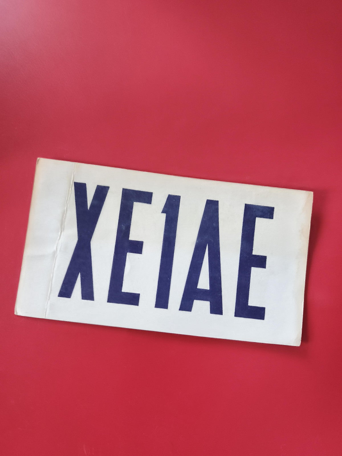 Carte radio XE1AE indicatif radioamateur papier blanc lettres noires