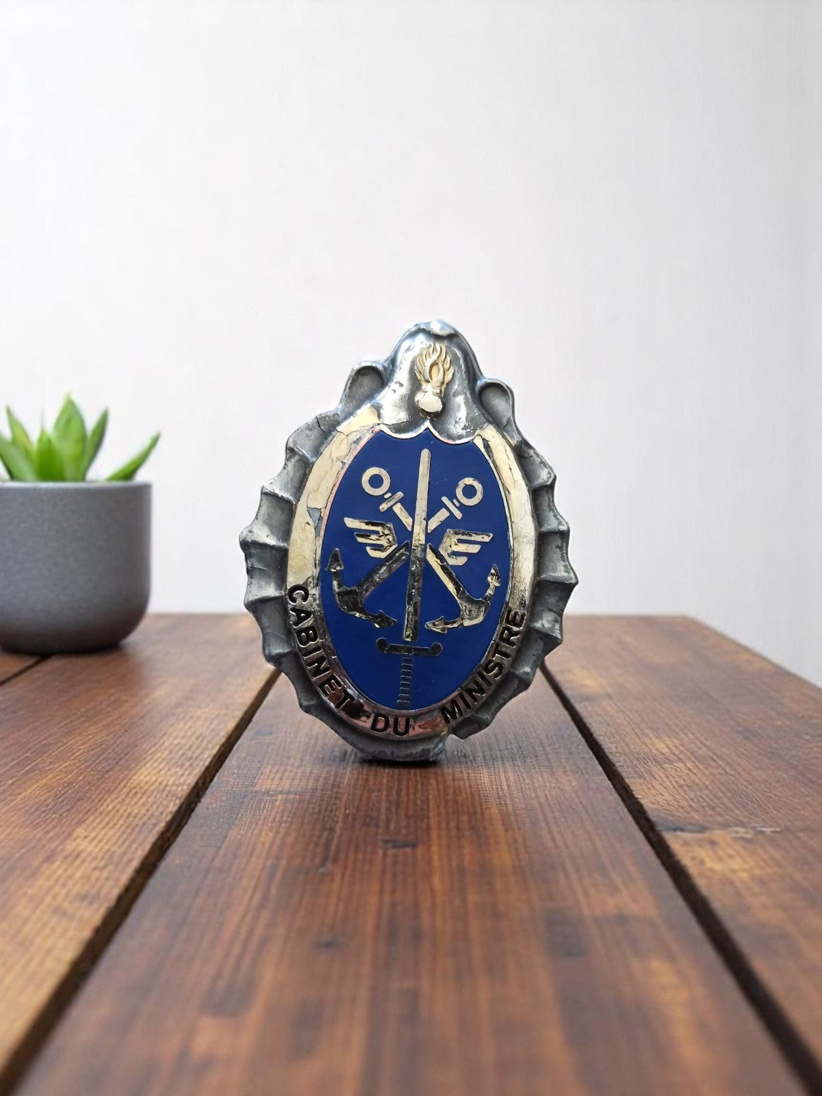 Broche Cabinet du Ministre vintage blason émaillé bleu insigne ancien
