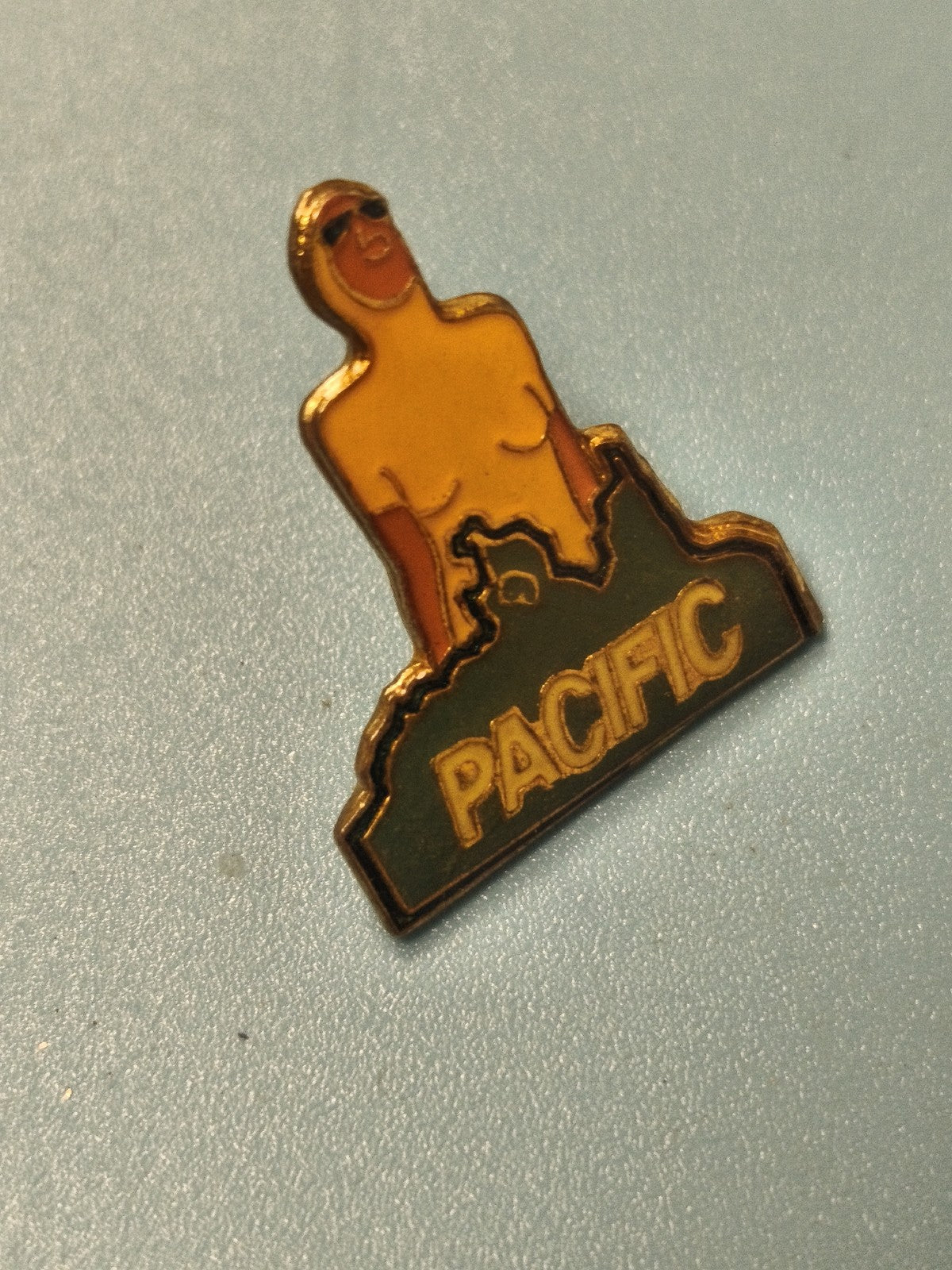 Vintage pin's PACIFIC émaillé collection, silhouette sur fond vert (Ref 18)