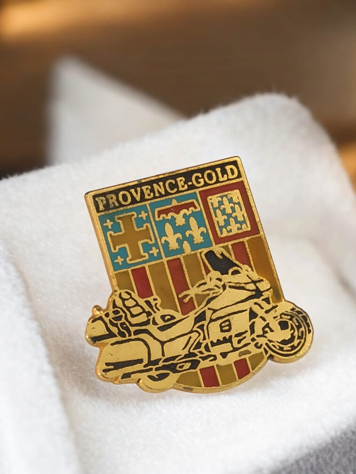Pin's PROVENCE-GOLD moto doré vintage blason France rétro badge occasion