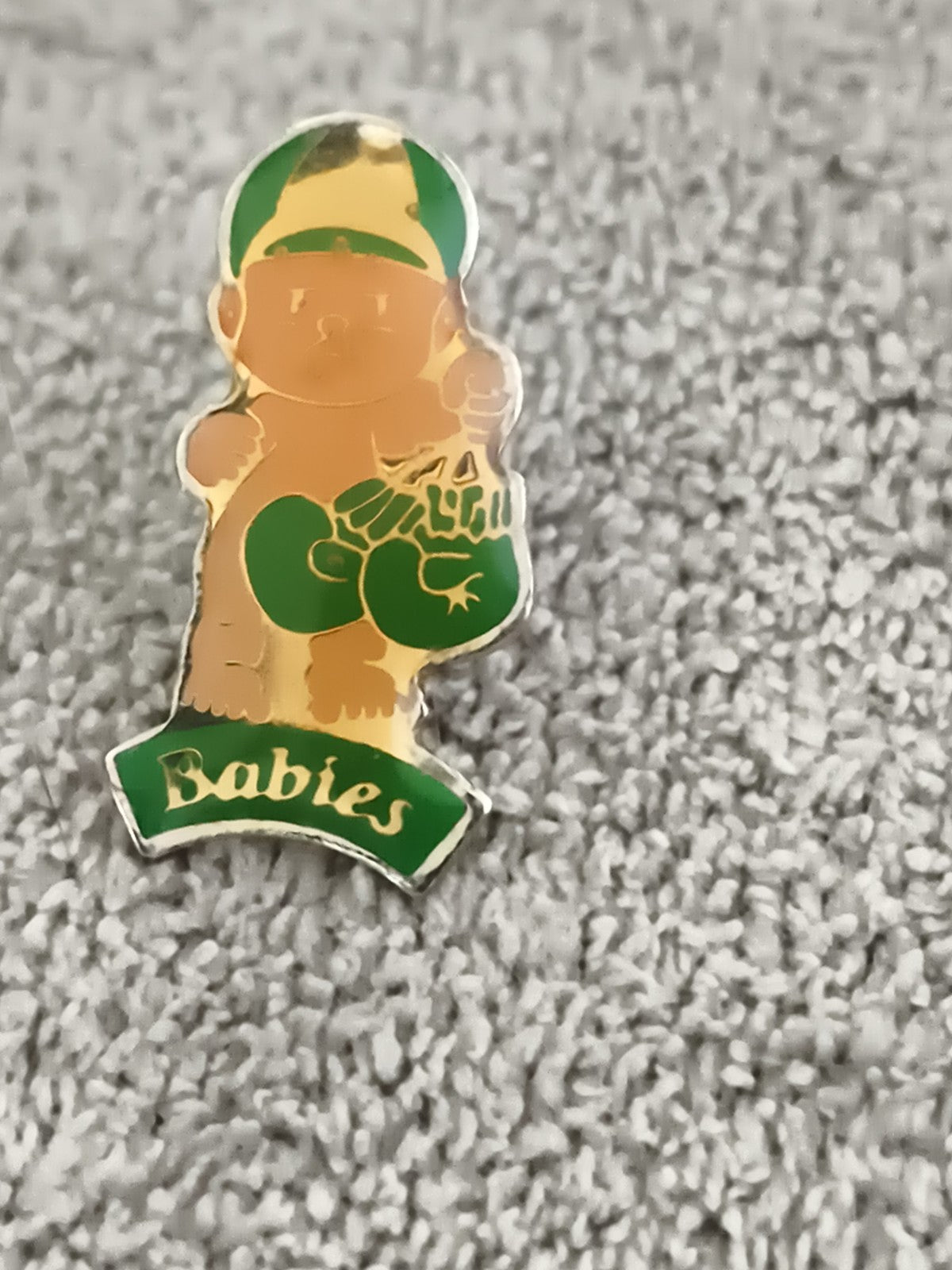 Pin's vintage Babies casquette verte boxer badge émaillé années 90 (Ref 7)
