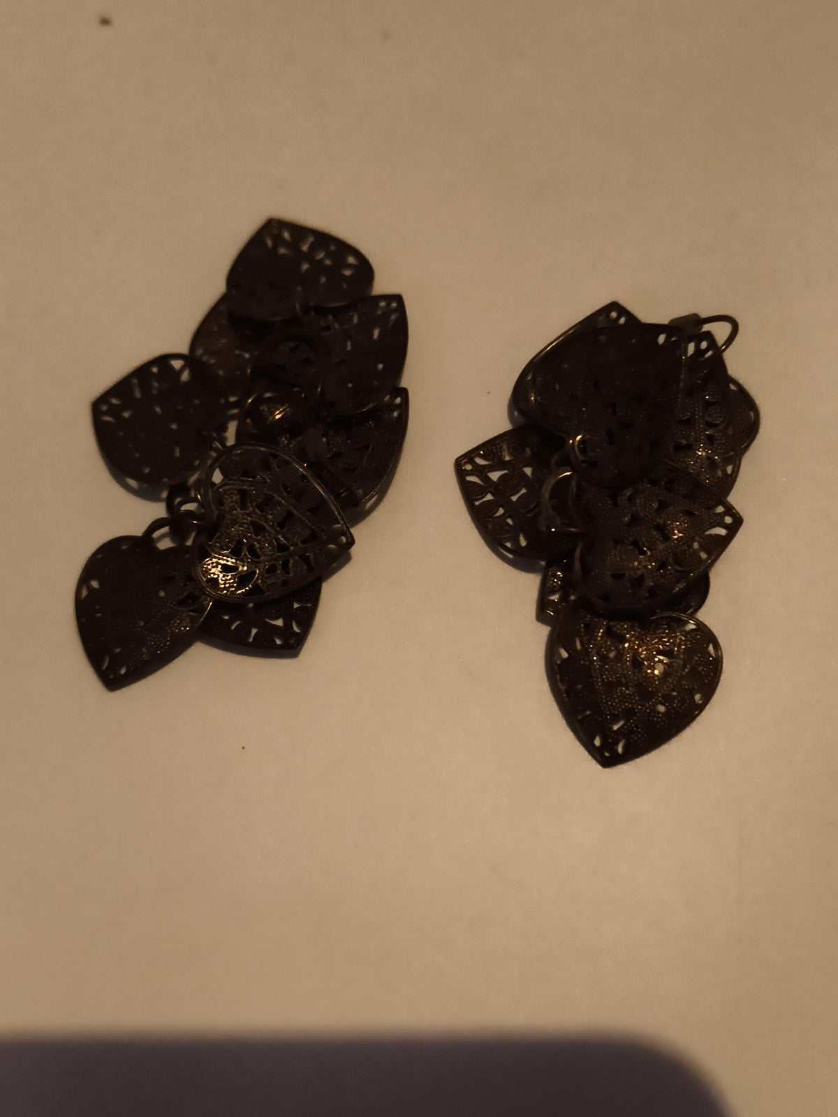 Boucles d’oreilles vintage pendantes coeurs ajourés aspect métal foncé