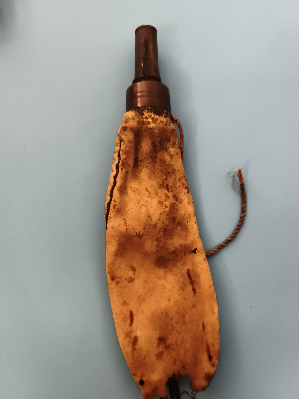 Gourde ancienne en cuir brun, embout bois, flasque rustique vintage
