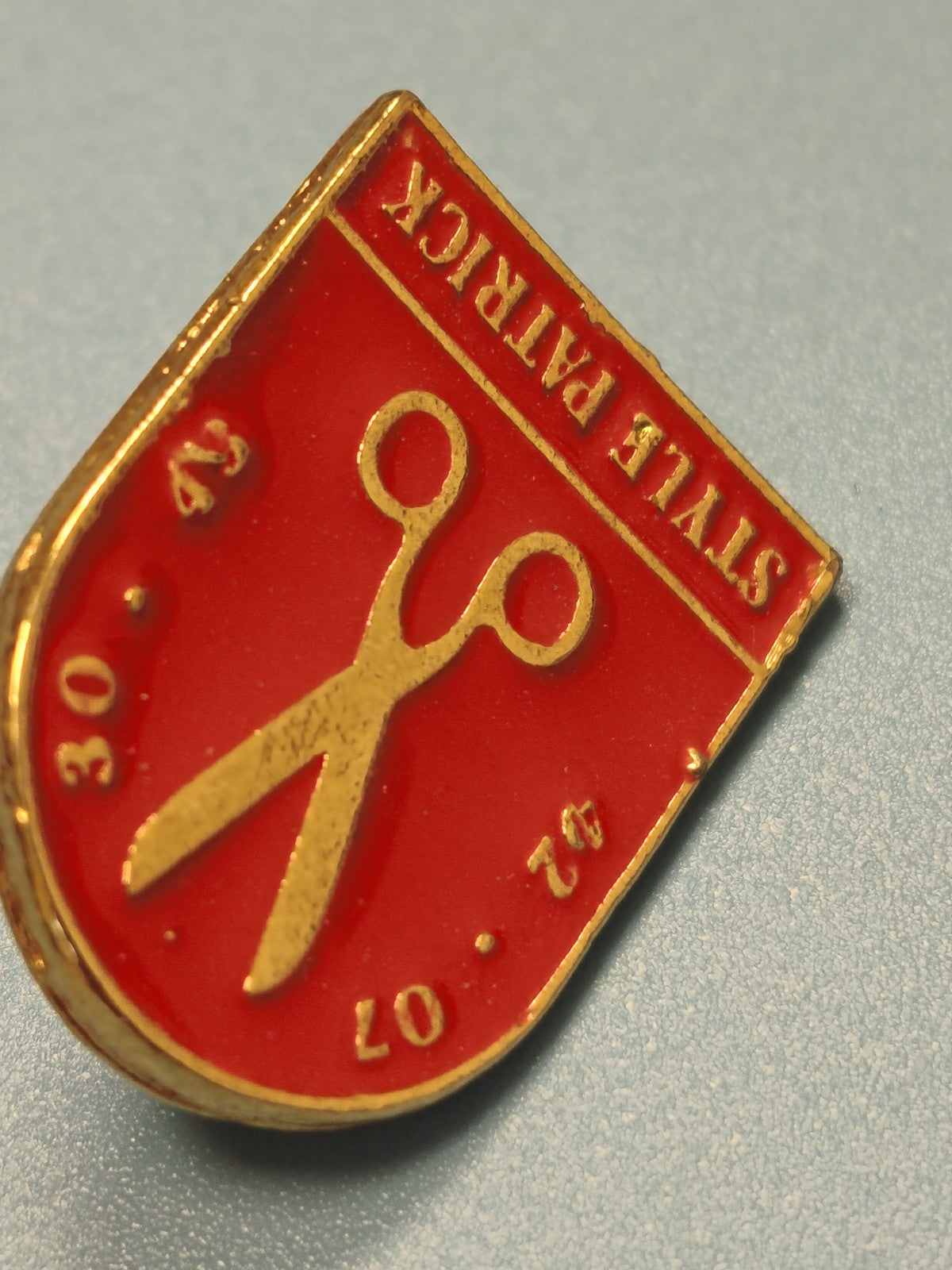 Pin's vintage STYLE PATRICK ancien, blason rouge ciseaux dorés coiffure (Ref 12)