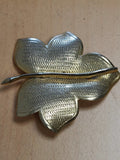 Broche feuille rétro en métal doré, bijou vintage, finition texturée
