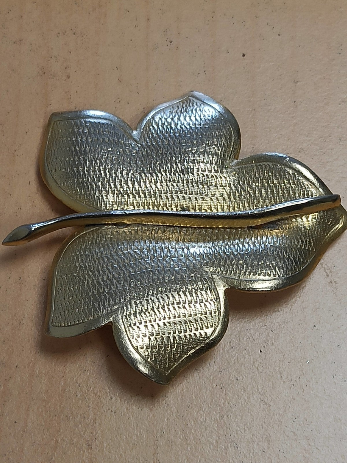 Broche feuille rétro en métal doré, bijou vintage, finition texturée
