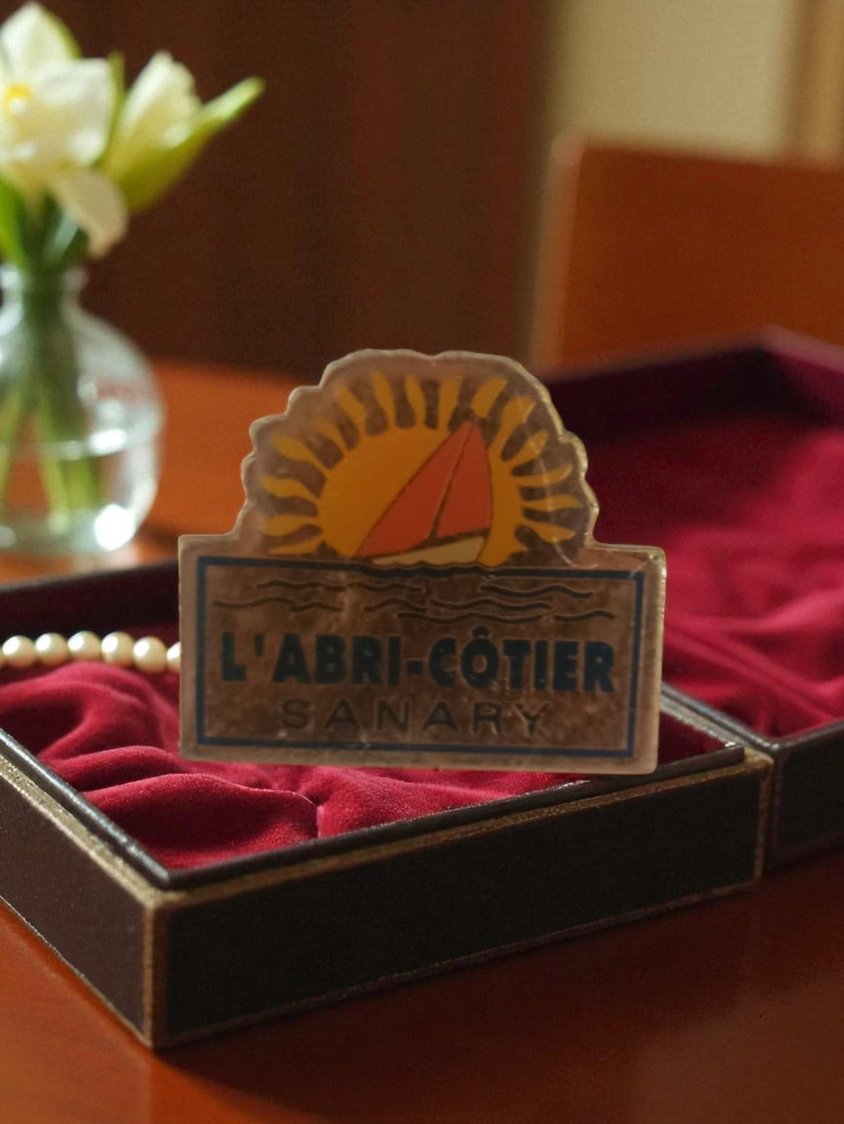 Pin's publicitaire vintage L'Abri-Côtier Sanary ancien badge rétro voilier solei