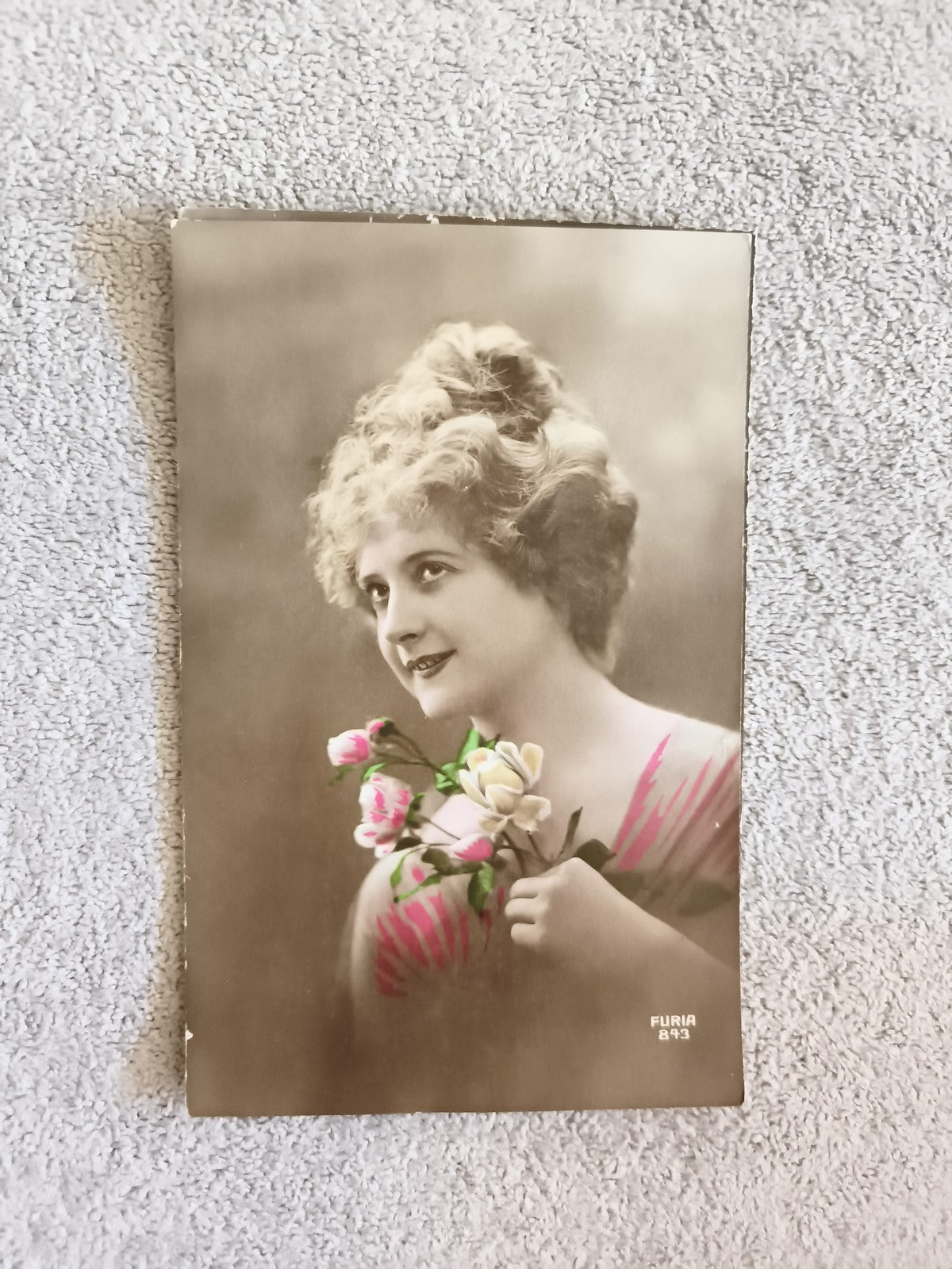 CPA Furia 8493 femme bouquet fleurs colorisée début XXe portrait