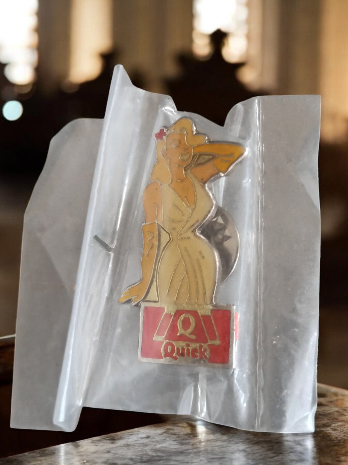 Pin's Vintage Quick Pin-up Neuf - Accessoire Collector