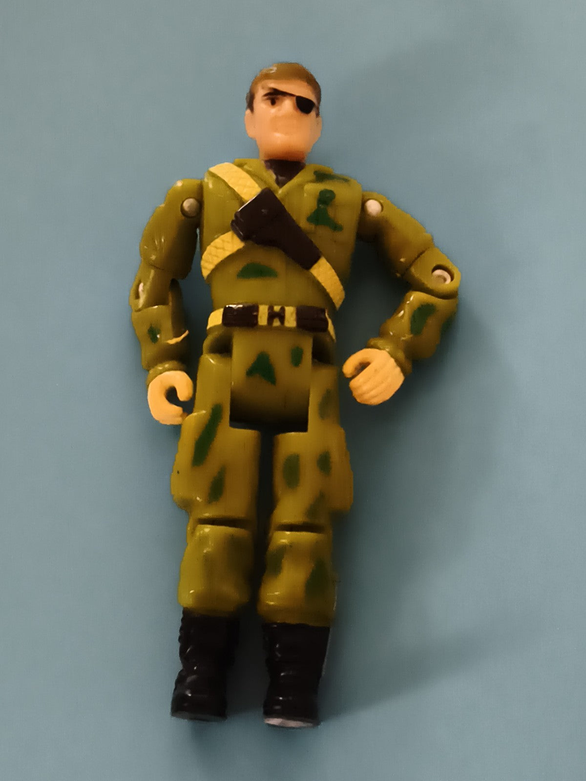 Figurine articulée militaire Gi Joe tenue camouflage vert bandeau œil