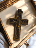 Petite croix religieuse en laiton du XIXe siècle