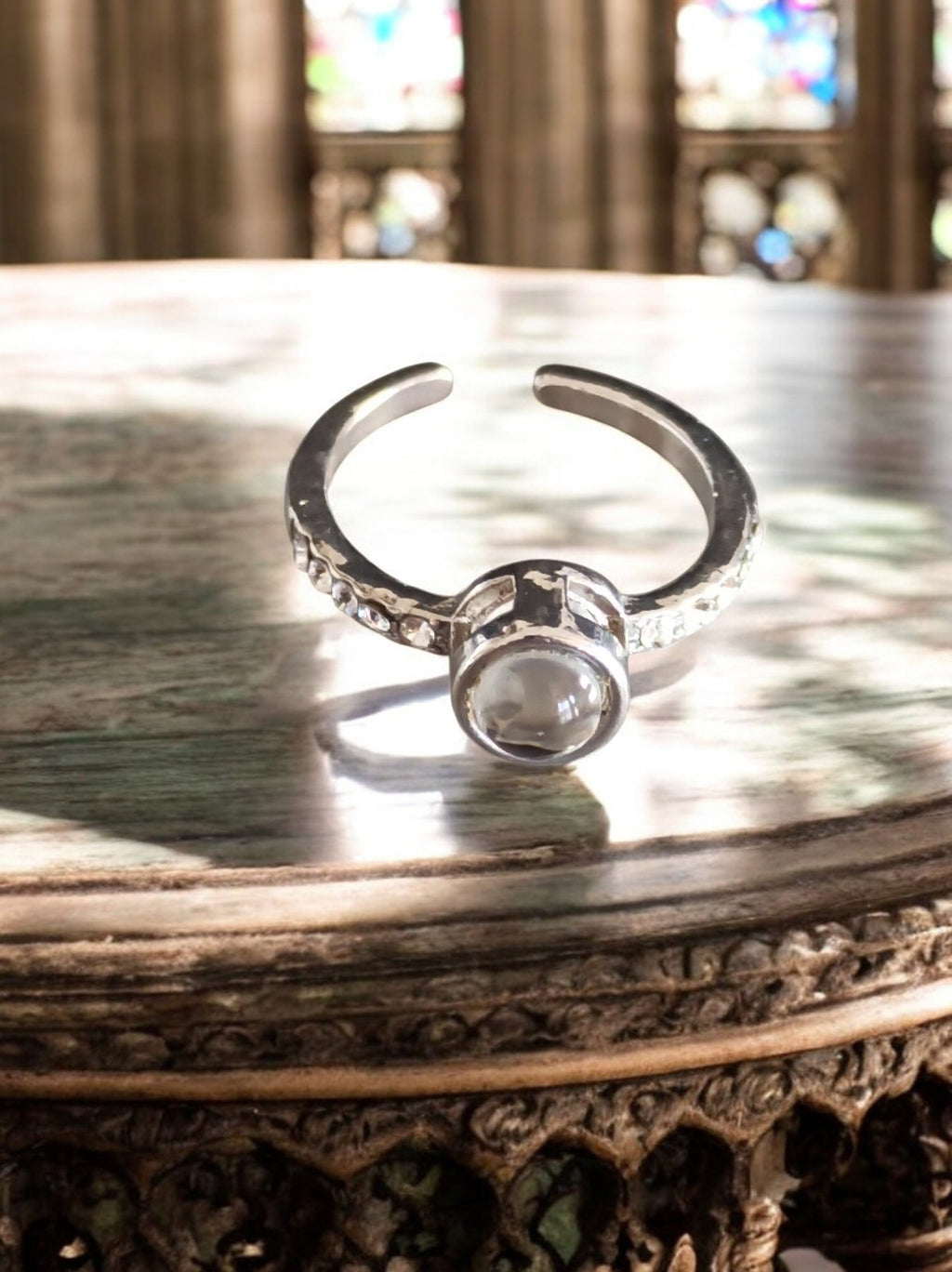 Bague créateur vintage ouverte, finition argentée et cabochon, taille 50 rétro
