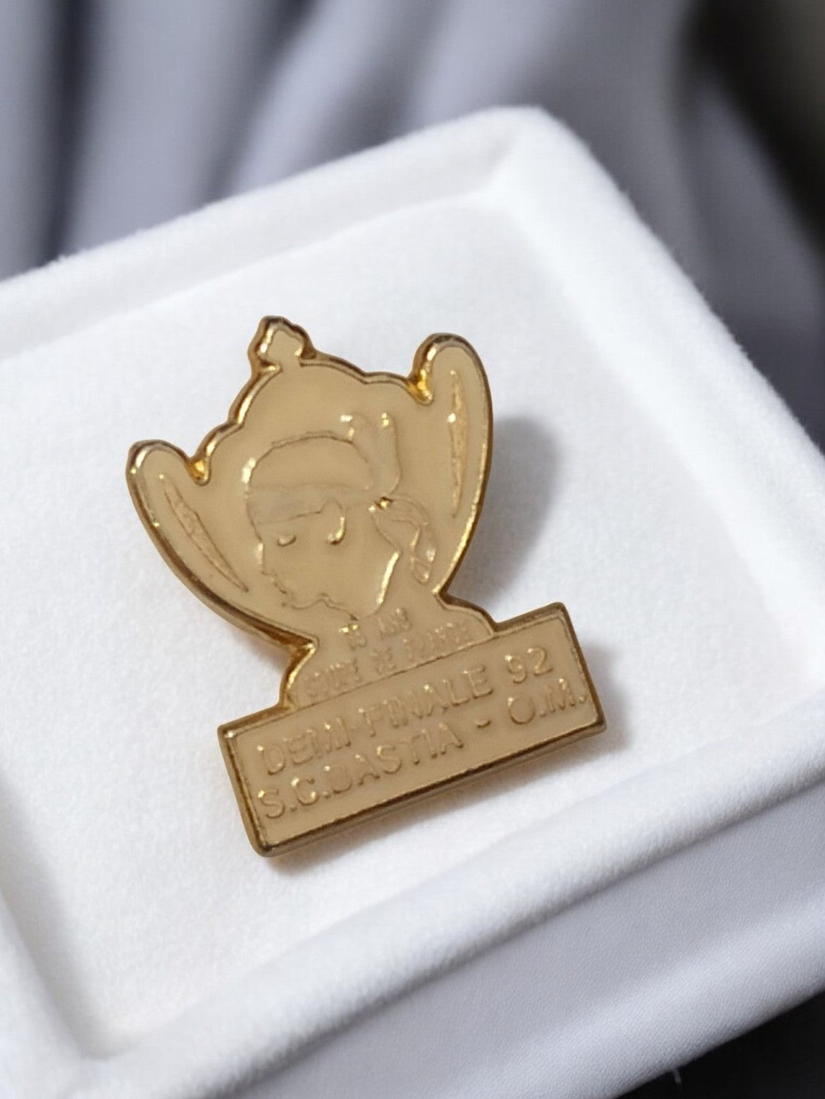 Pin's ancien Olympique de Marseille demi-finale 92 SC Bastia OM doré rare footba