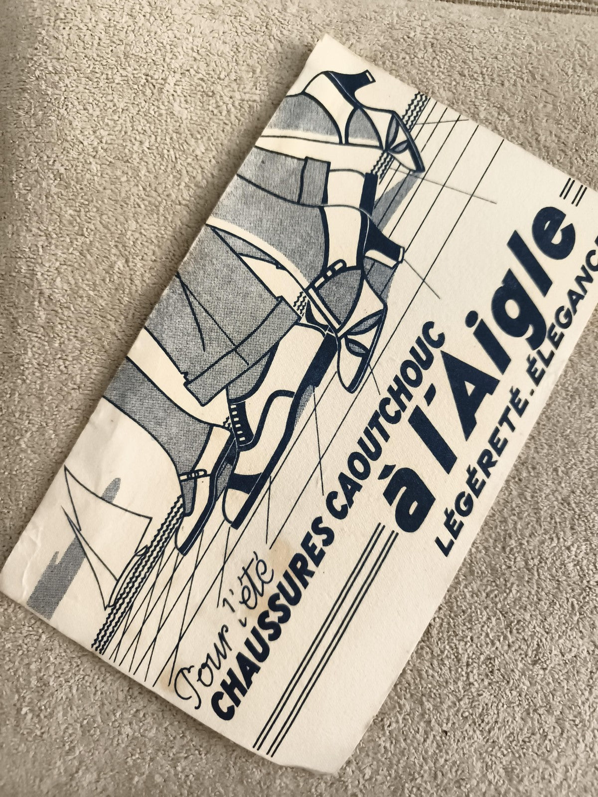 Affiche publicitaire chaussures caoutchouc Aigle, graphisme bleu, style années 3