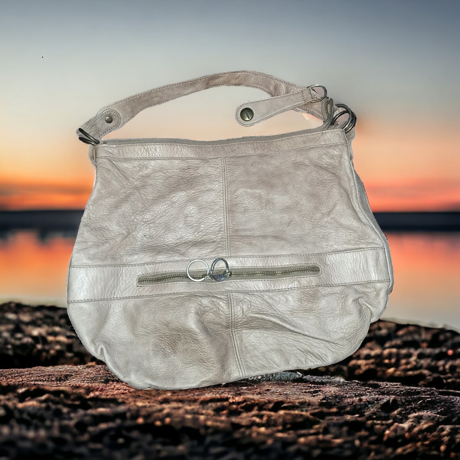 Sac à main gris cuir souple, anse épaule, fermeture zip, style chic